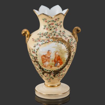 Ваза с цветочным декором, украшенная изображением играющих детей, стекло, (молочное),  деколь, роспись эмалевыми красками, золочение, Европа, 1930-1960 гг.