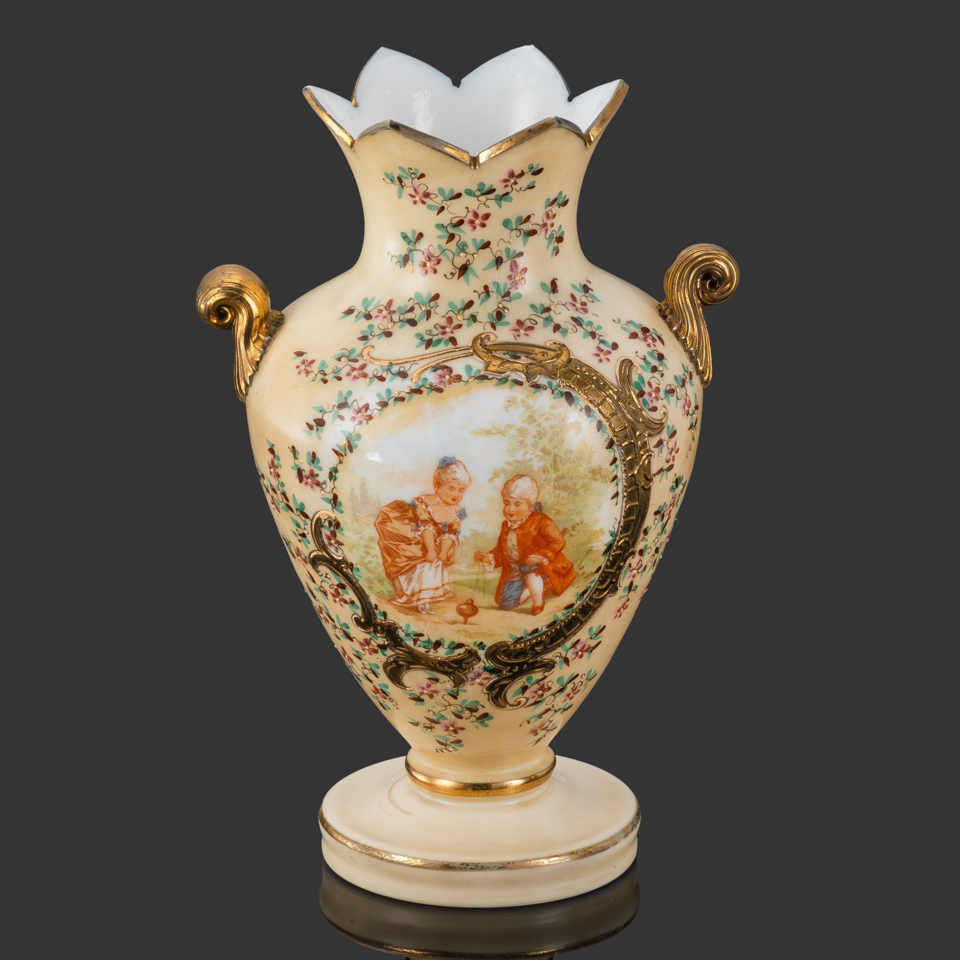 Ваза с цветочным декором, украшенная изображением играющих детей, стекло, (молочное),  деколь, роспись эмалевыми красками, золочение, Европа, 1930-1960 гг.