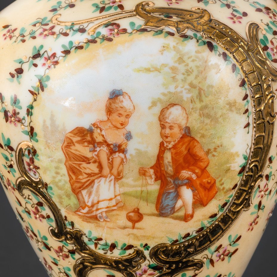 Ваза с цветочным декором, украшенная изображением играющих детей