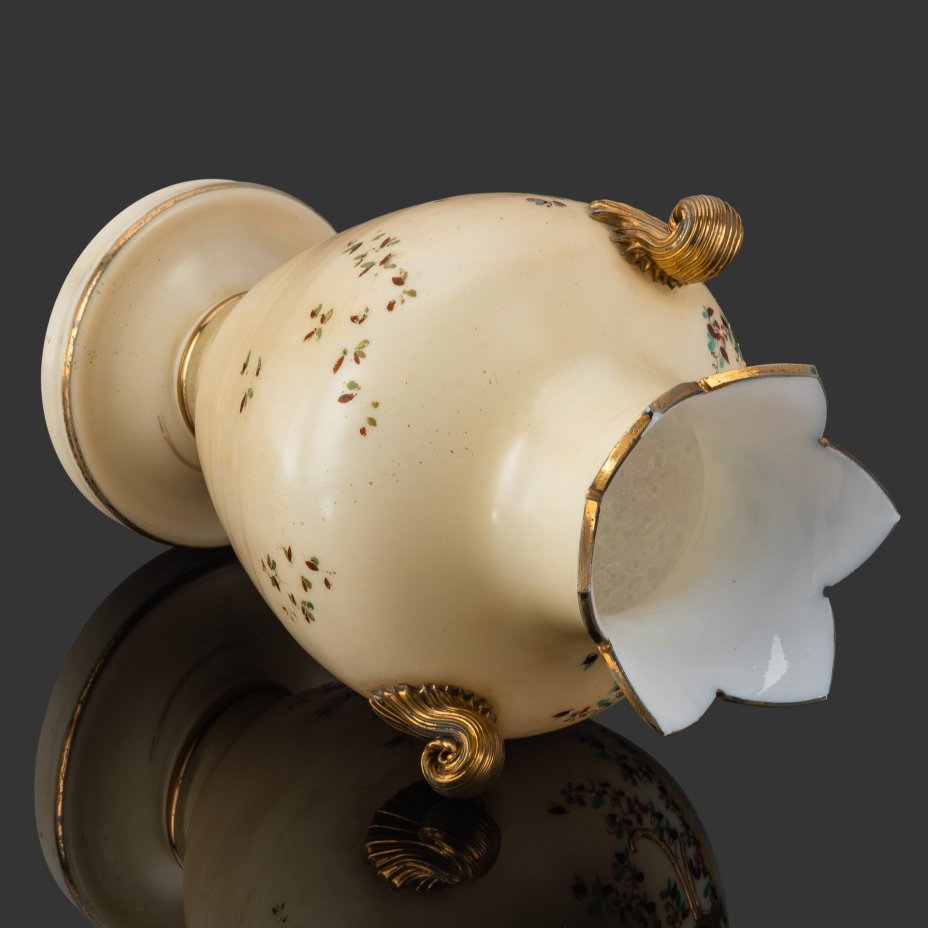 Ваза с цветочным декором, украшенная изображением играющих детей