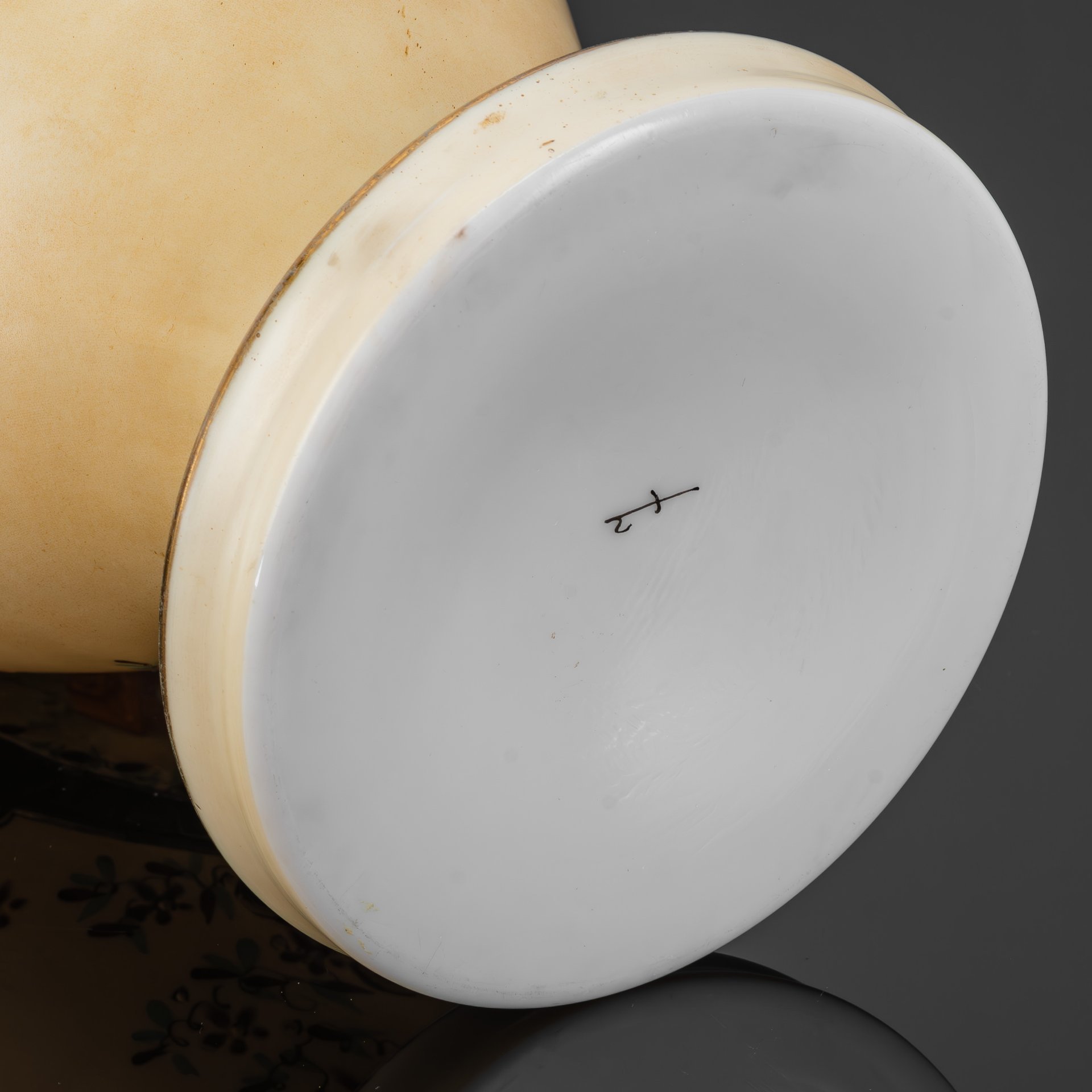 Ваза с цветочным декором, украшенная изображением играющих детей, стекло, (молочное),  деколь, роспись эмалевыми красками, золочение, Европа, 1930-1960 гг.