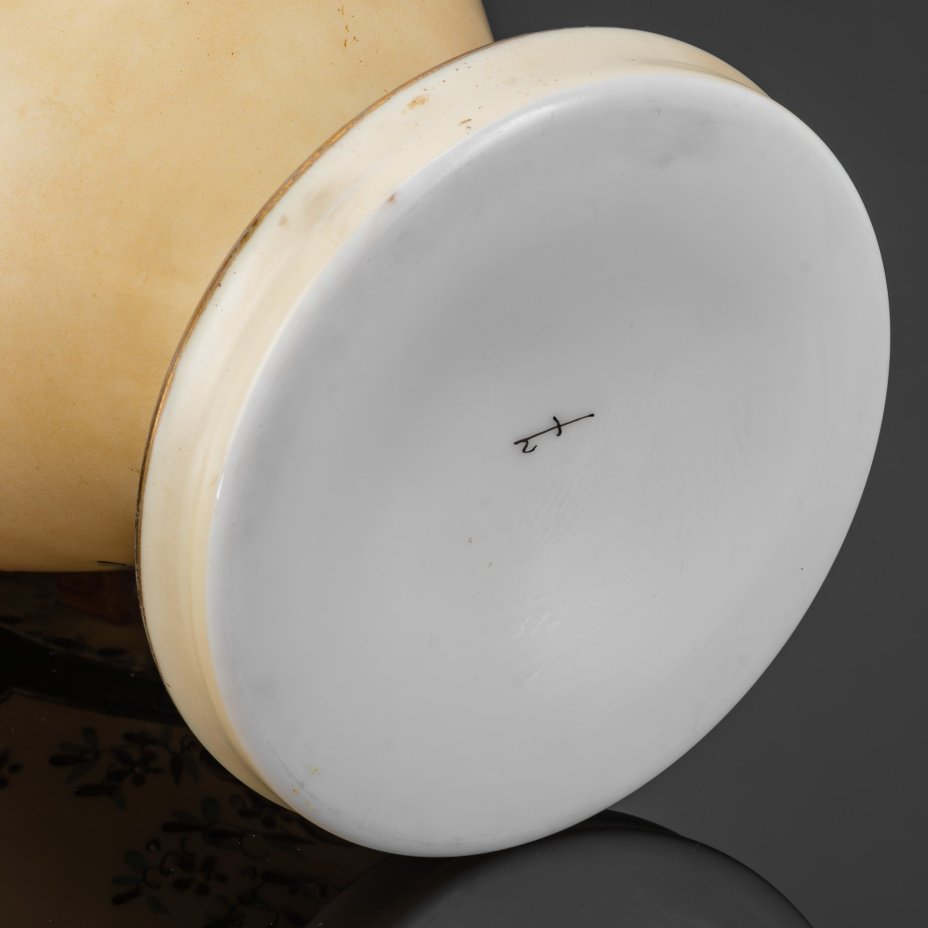 Ваза с цветочным декором, украшенная изображением играющих детей