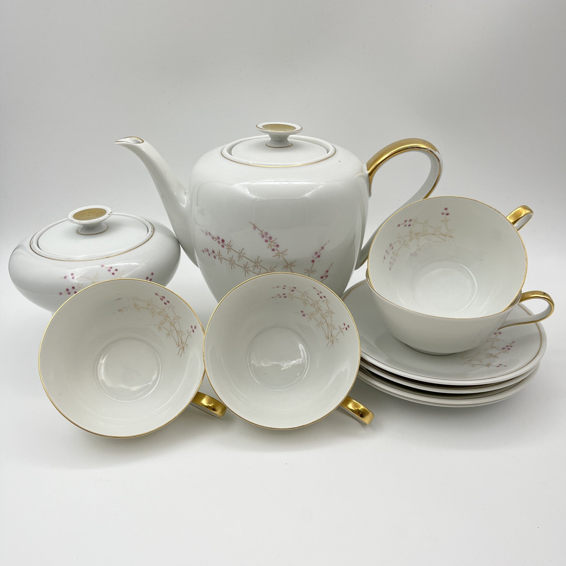 Сервиз чайный с растительным декором на 4 персоны (чайник, сахарница, 4 чайные пары), фарфор, роспись, золочение, Volkstedt Beyer & Bock, ГДР, 1960-1980 гг.