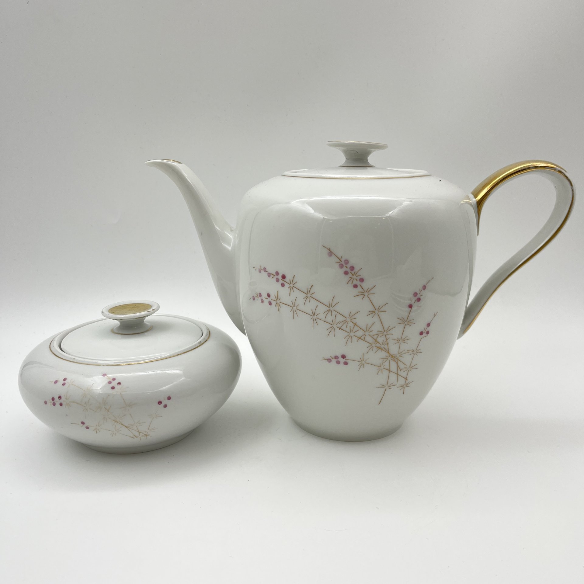 Сервиз чайный с растительным декором на 4 персоны (чайник, сахарница, 4 чайные пары), фарфор, роспись, золочение, Volkstedt Beyer & Bock, ГДР, 1960-1980 гг.