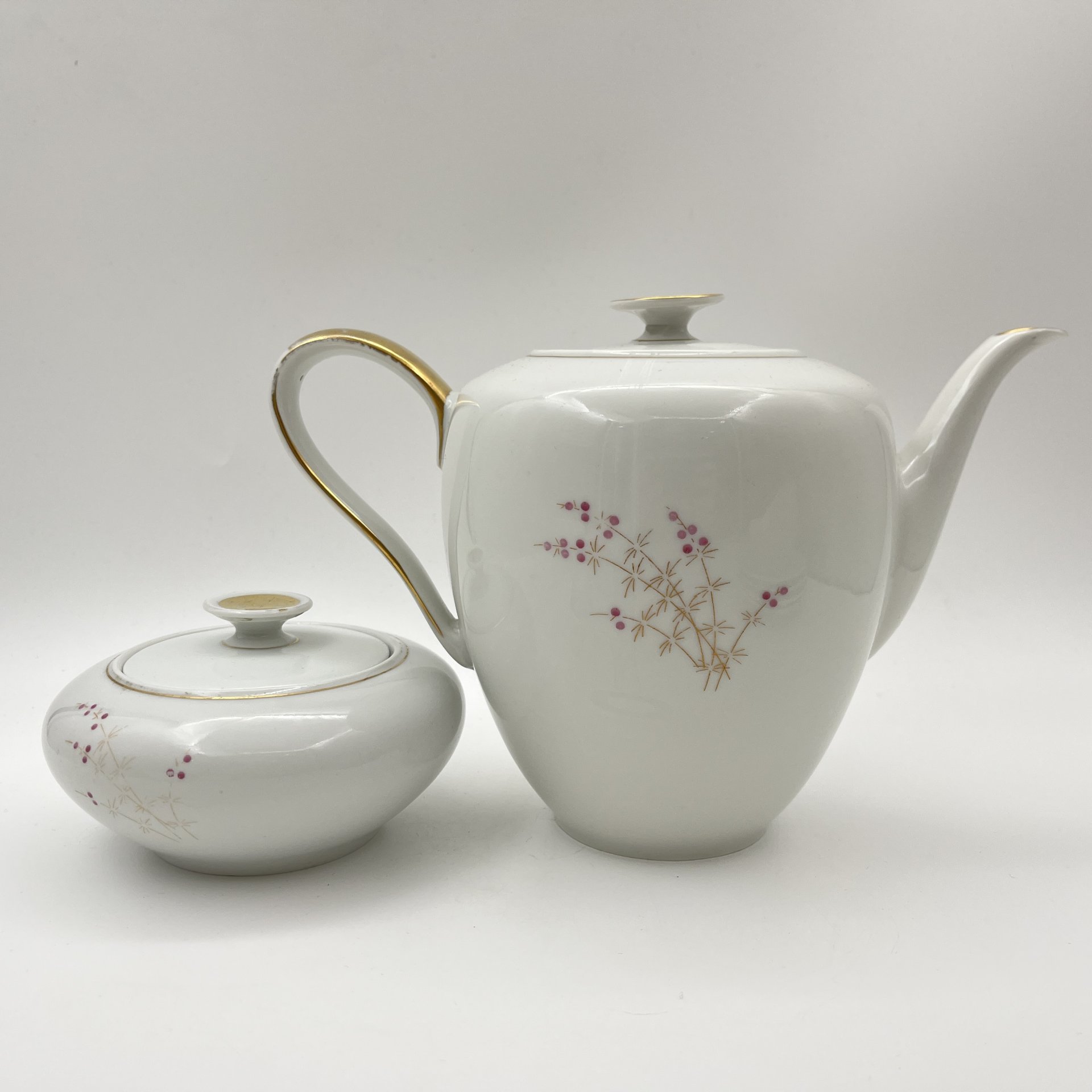 Сервиз чайный с растительным декором на 4 персоны (чайник, сахарница, 4 чайные пары), фарфор, роспись, золочение, Volkstedt Beyer & Bock, ГДР, 1960-1980 гг.