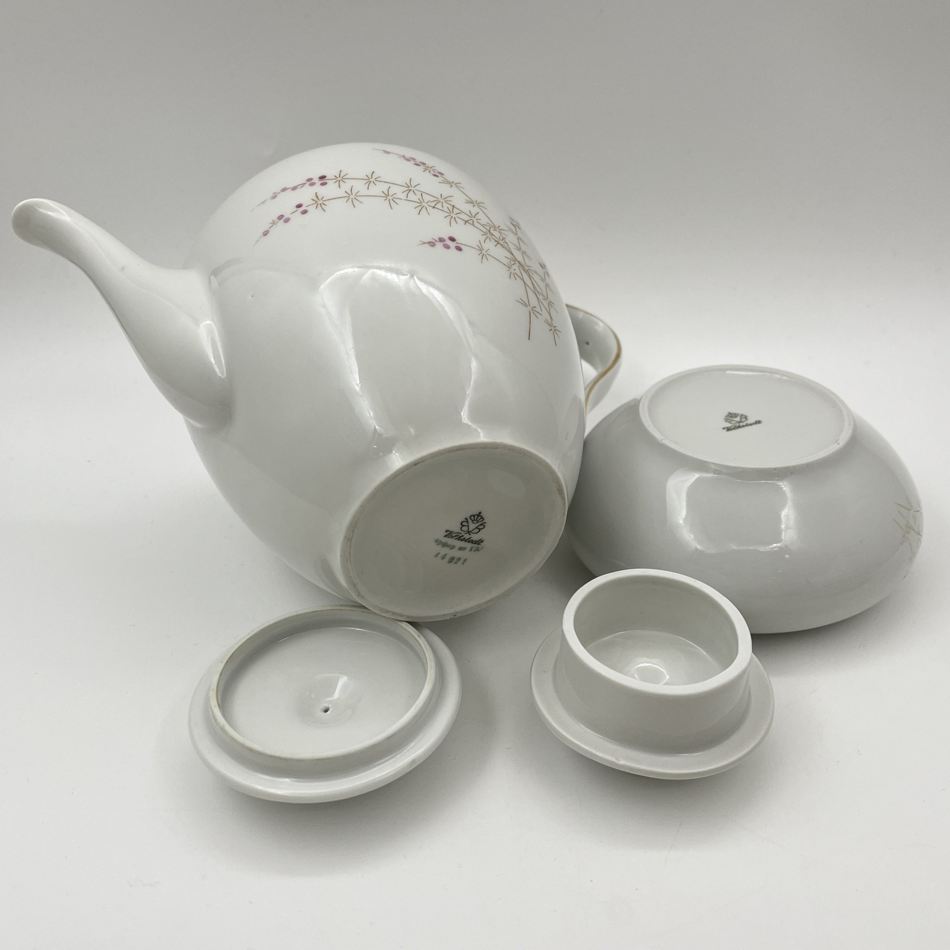 Сервиз чайный с растительным декором на 4 персоны (чайник, сахарница, 4 чайные пары), фарфор, роспись, золочение, Volkstedt Beyer & Bock, ГДР, 1960-1980 гг.