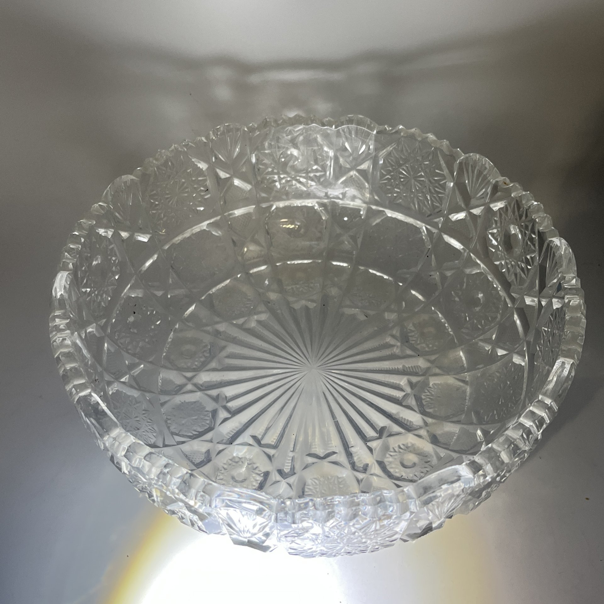 Фруктовница круглой формы с геометрическим декором, стекло, пресс, СССР, 1970-1990 гг.