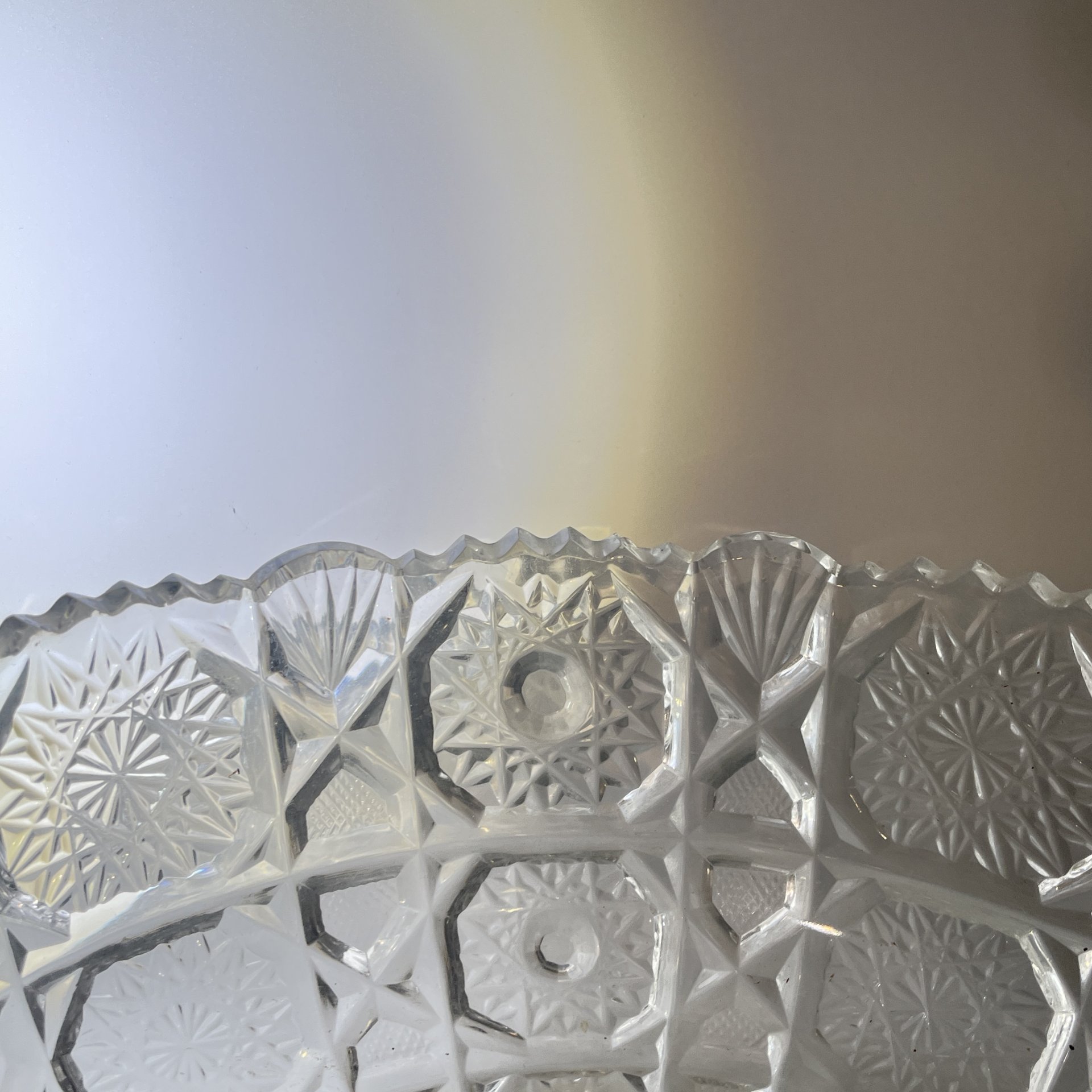 Фруктовница круглой формы с геометрическим декором, стекло, пресс, СССР, 1970-1990 гг.