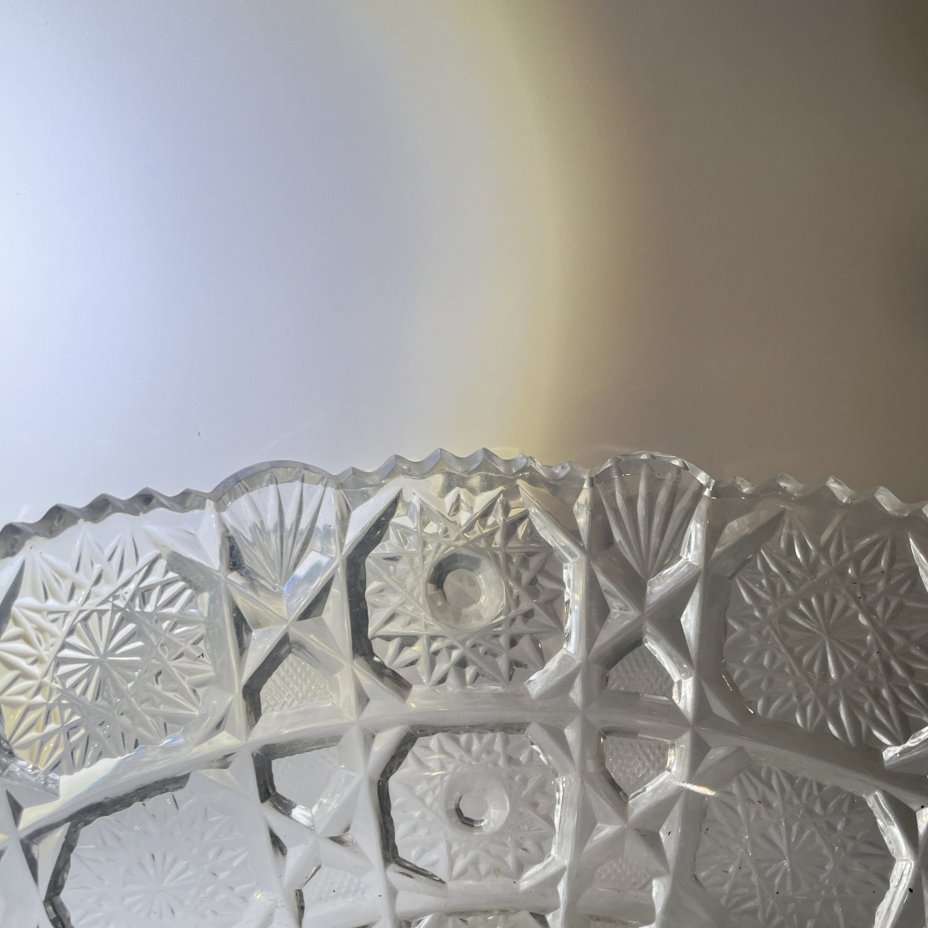 Фруктовница круглой формы с геометрическим декором