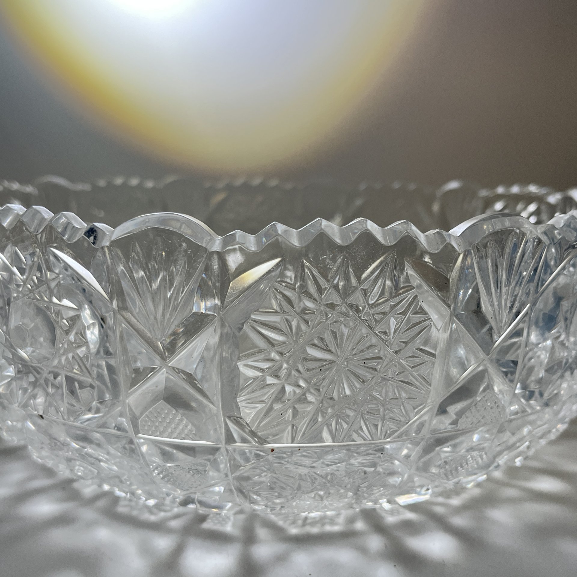 Фруктовница круглой формы с геометрическим декором, стекло, пресс, СССР, 1970-1990 гг.