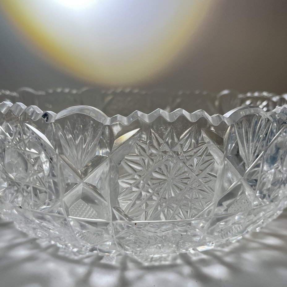 Фруктовница круглой формы с геометрическим декором