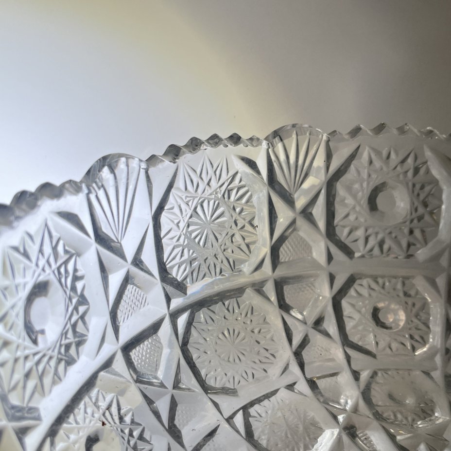 Фруктовница круглой формы с геометрическим декором