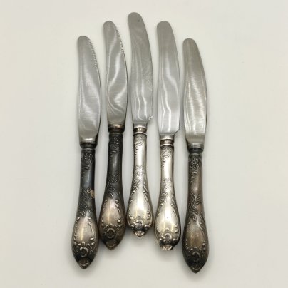 Набор из пяти десертных ножей с растительным декором (в подборе), мНЦ (медь-никель-цинк), нержавеющая сталь, Вольнянский завод столовых приборов им. Шевченко (ЗiШ, ЗиШ), СССР, 1960-1990 гг.