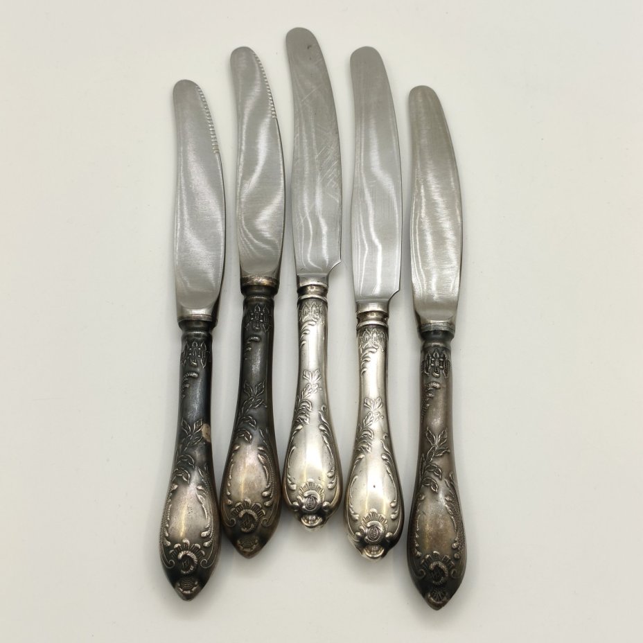 Набор из пяти десертных ножей с растительным декором (в подборе), мНЦ (медь-никель-цинк), нержавеющая сталь, Вольнянский завод столовых приборов им. Шевченко (ЗiШ, ЗиШ), СССР, 1960-1990 гг.