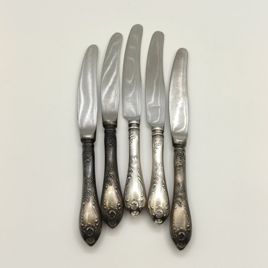 Набор из пяти десертных ножей с растительным декором (в подборе), мНЦ (медь-никель-цинк), нержавеющая сталь, Вольнянский завод столовых приборов им. Шевченко (ЗiШ, ЗиШ), СССР, 1960-1990 гг.