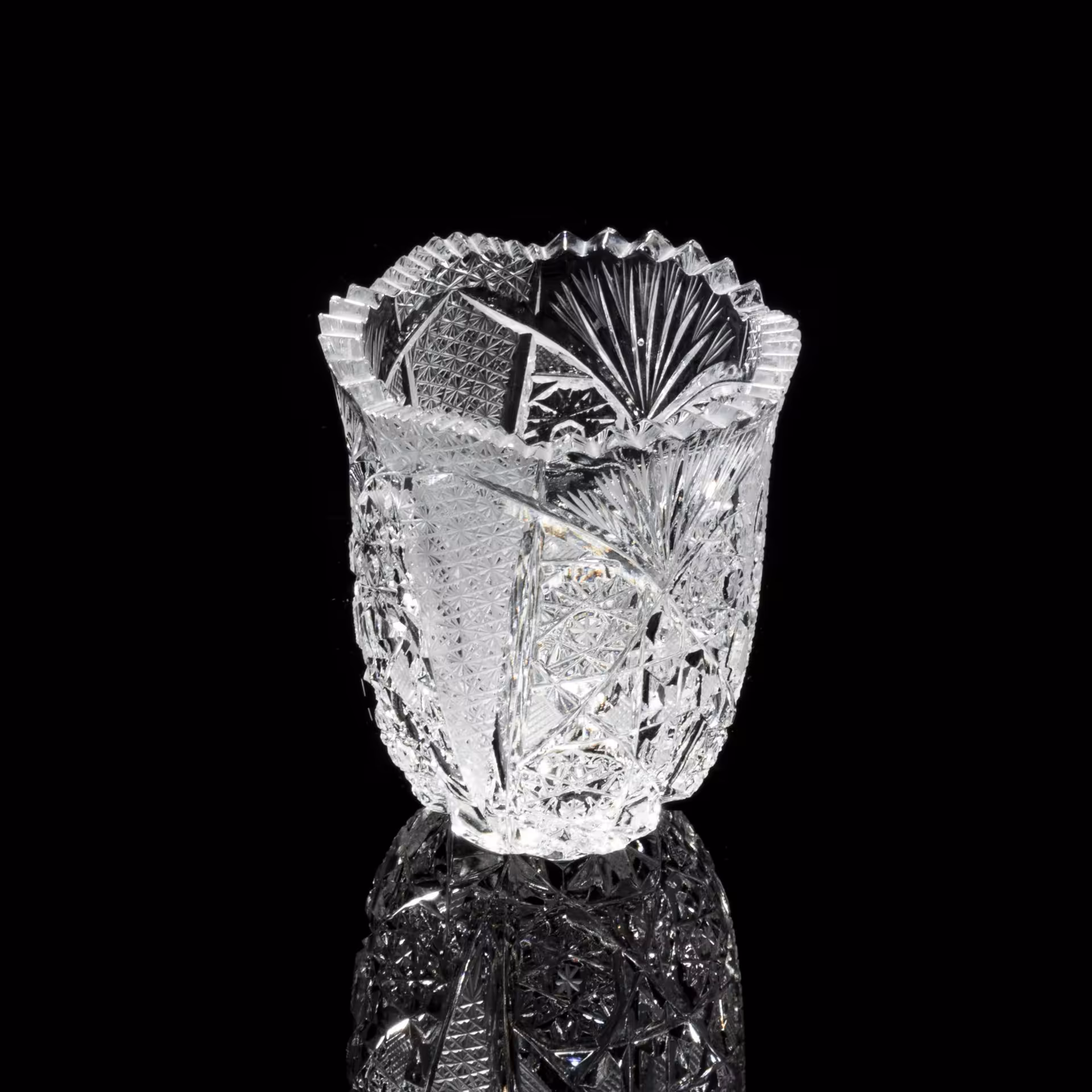 Ваза, декорированная в технике алмазной грани, стекло, СССР, 1970-1990 гг.