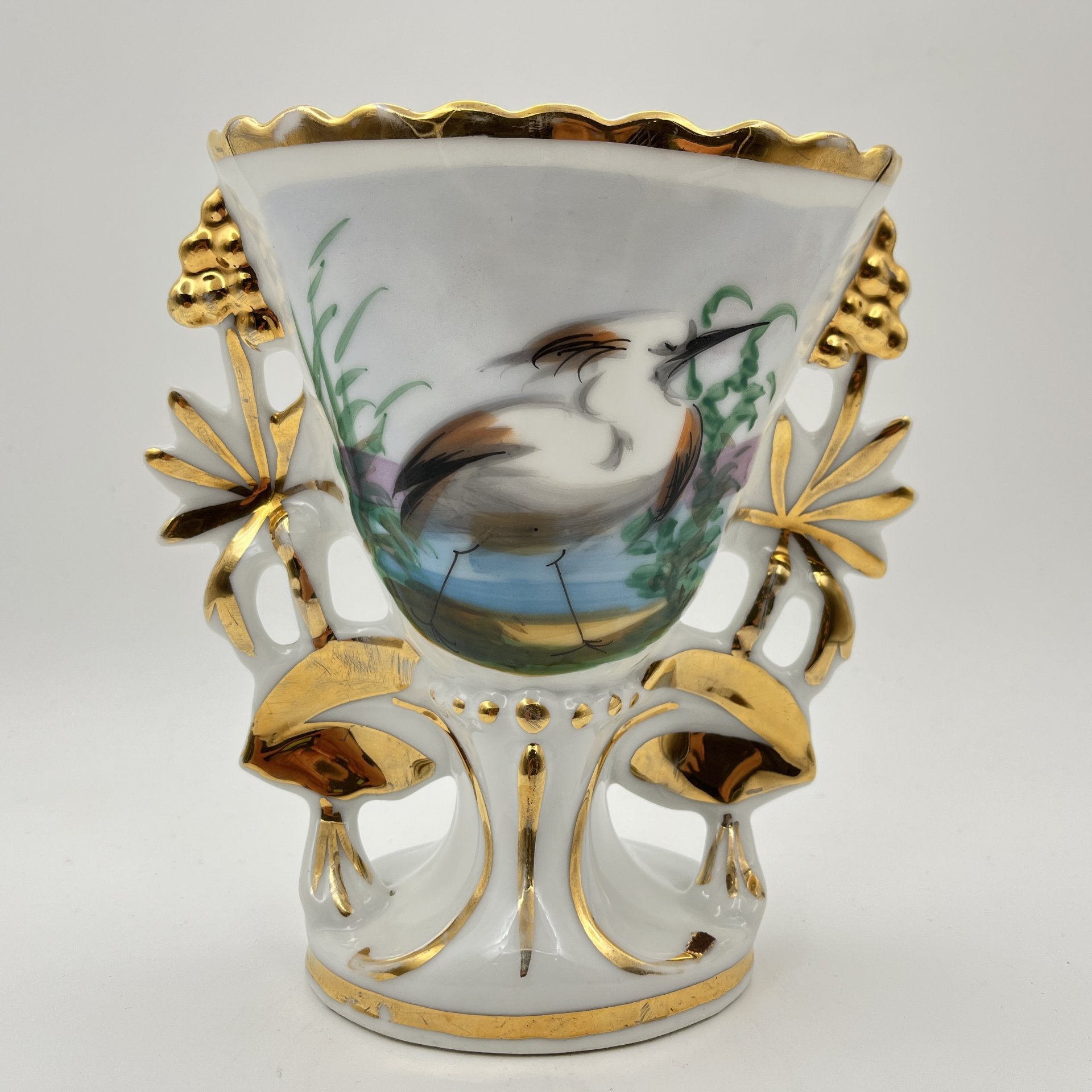 Ваза, украшенная изображением цапли на пруду, фарфор, роспись, золочение, Западная Европа, 1960-1980 гг.