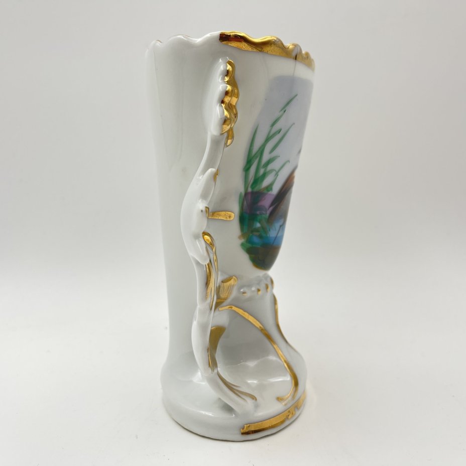 Ваза, украшенная изображением цапли на пруду