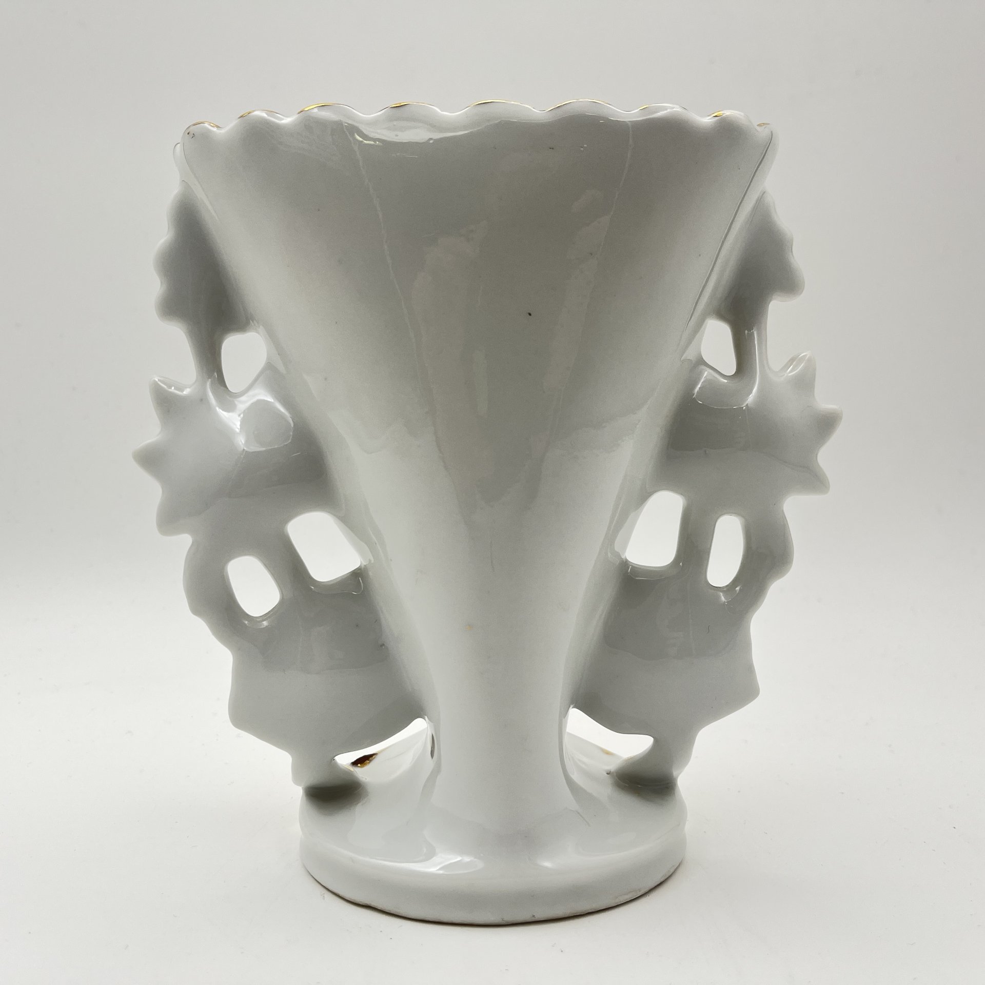 Ваза, украшенная изображением цапли на пруду, фарфор, роспись, золочение, Западная Европа, 1960-1980 гг.