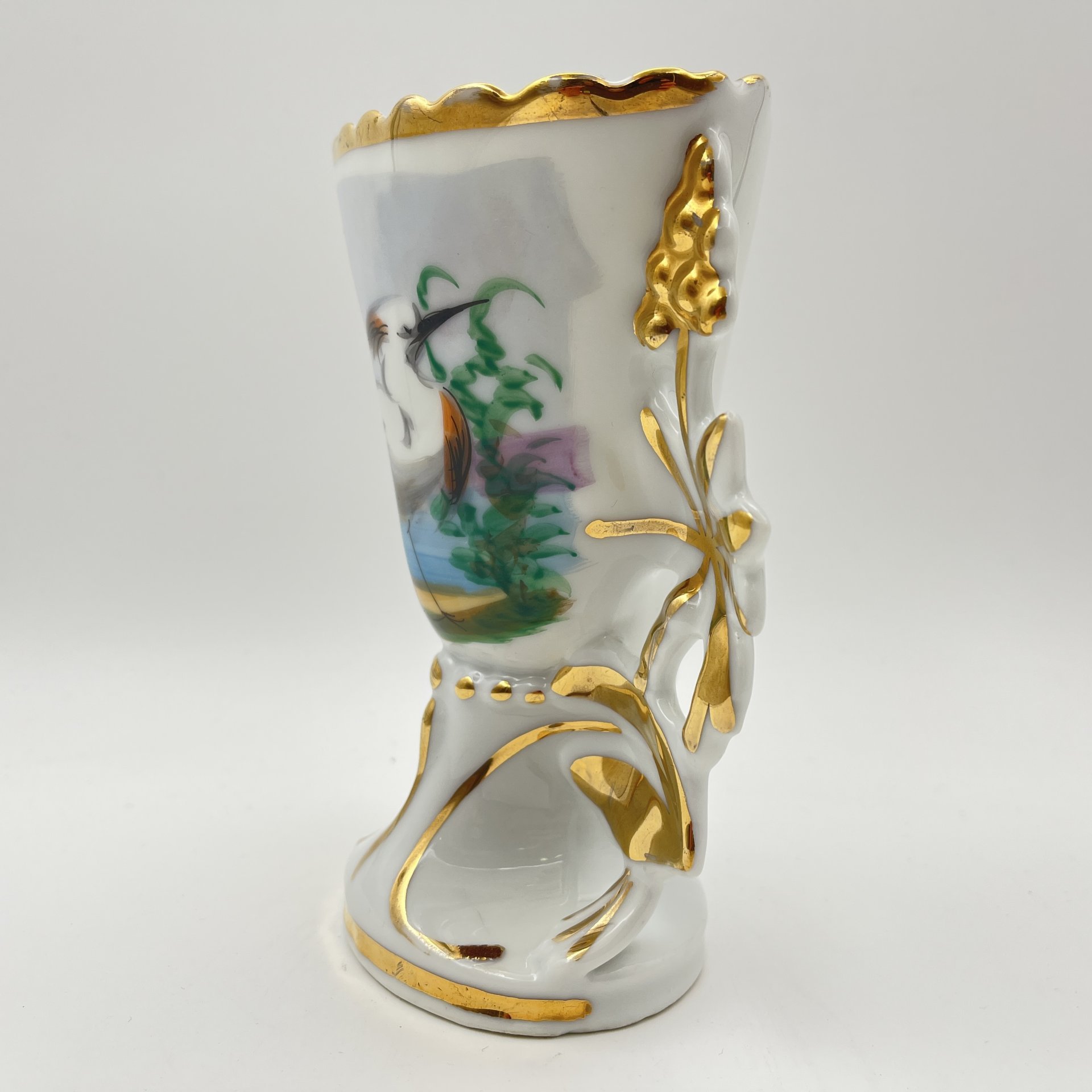 Ваза, украшенная изображением цапли на пруду, фарфор, роспись, золочение, Западная Европа, 1960-1980 гг.