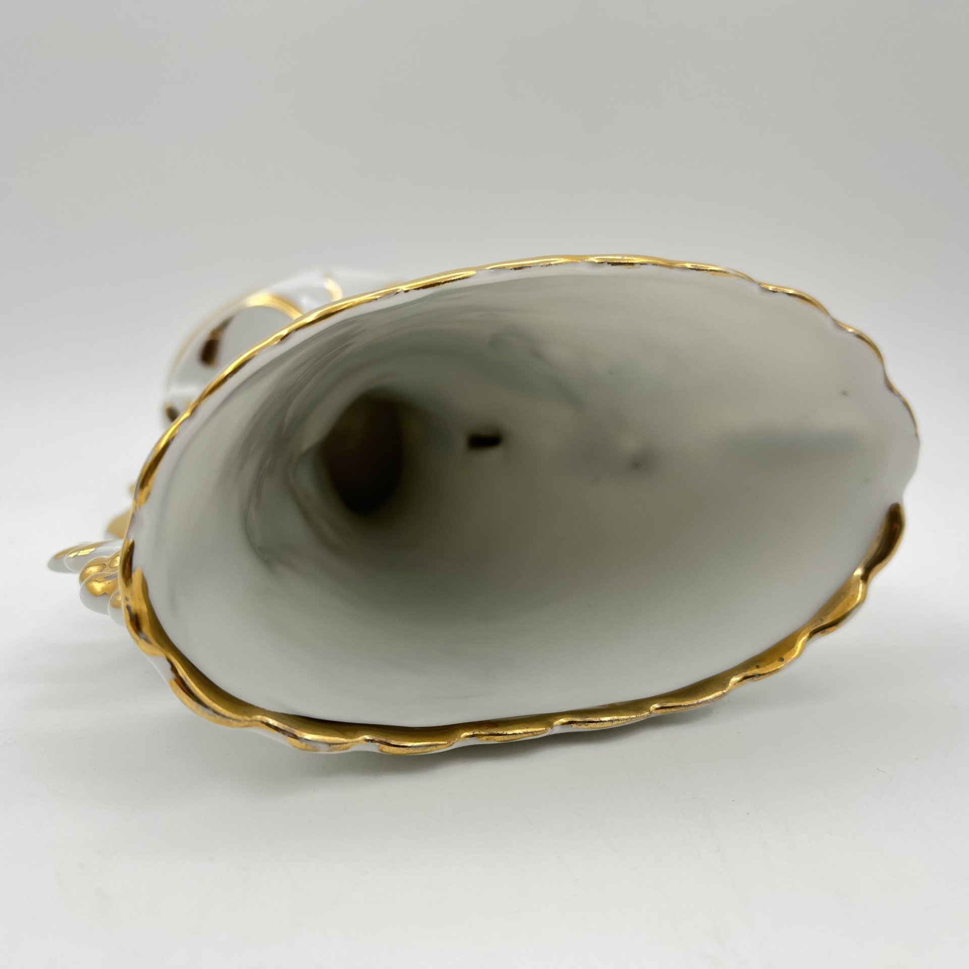 Ваза, украшенная изображением цапли на пруду, фарфор, роспись, золочение, Западная Европа, 1960-1980 гг.