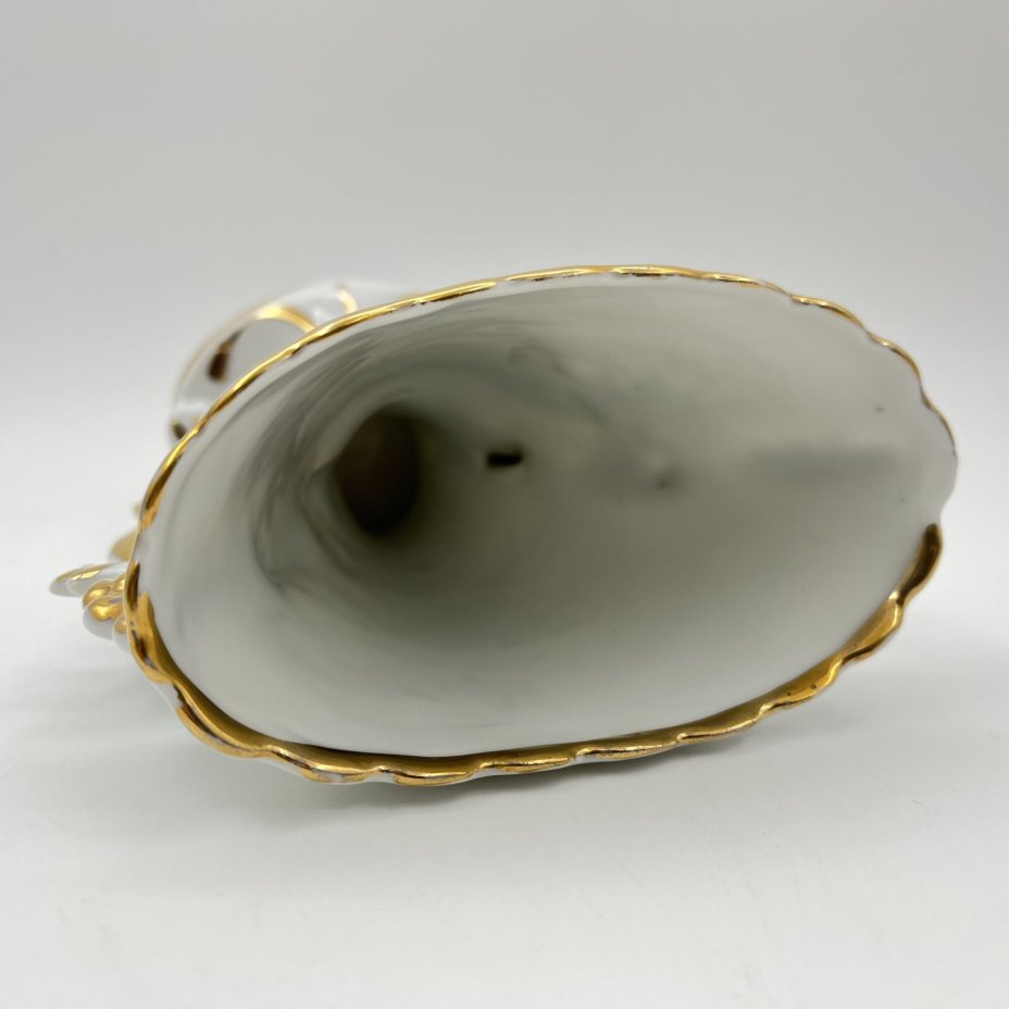 Ваза, украшенная изображением цапли на пруду