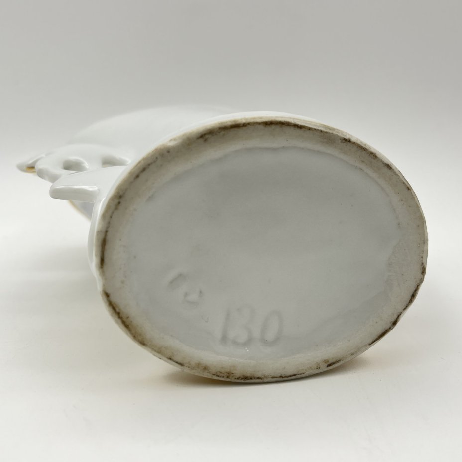 Ваза, украшенная изображением цапли на пруду