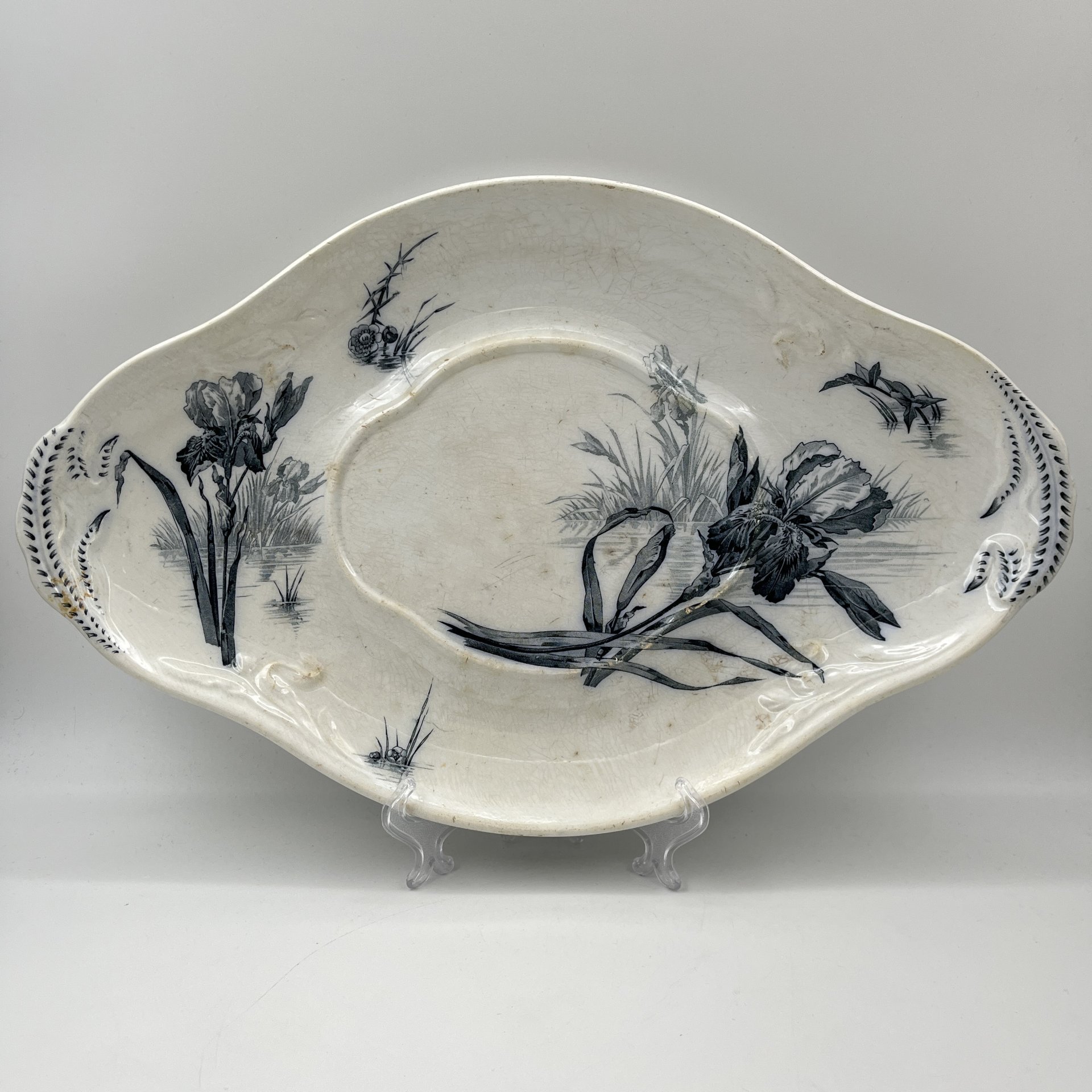 Блюдо подставное четырехконечной формы в бело-синей гамме с декором в виде ирисов