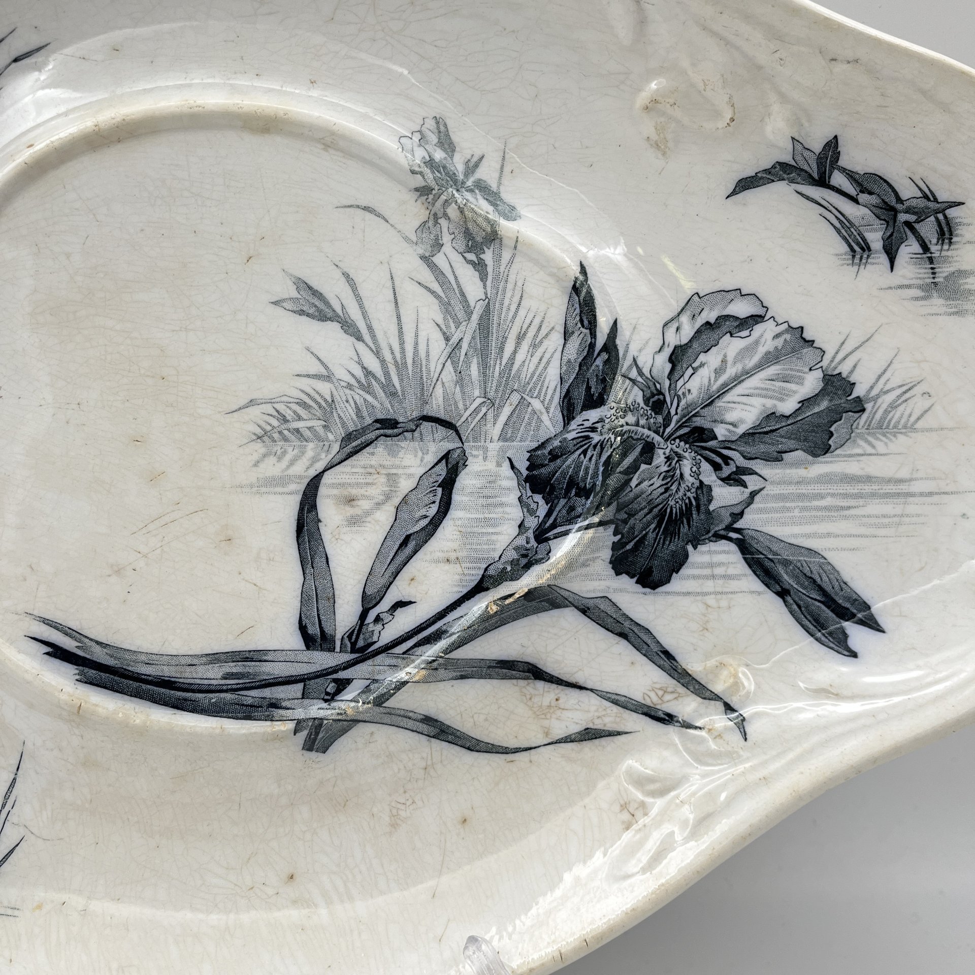 Блюдо подставное четырехконечной формы в бело-синей гамме с декором в виде ирисов