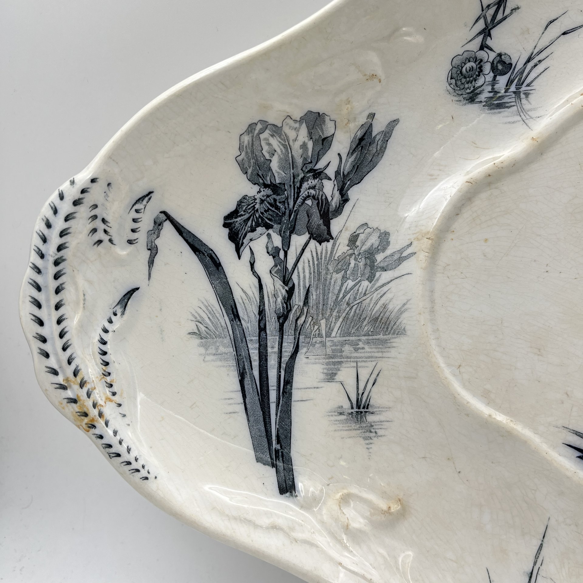 Блюдо подставное четырехконечной формы в бело-синей гамме с декором в виде ирисов