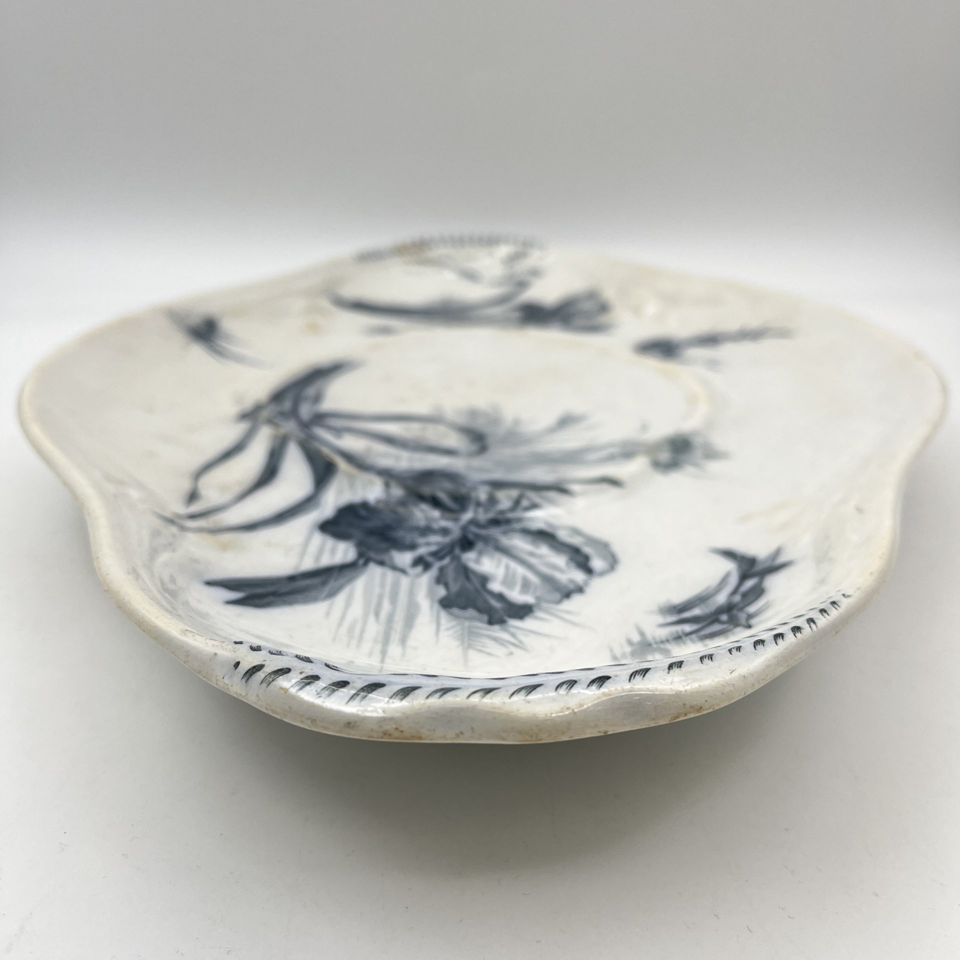 Блюдо подставное четырехконечной формы в бело-синей гамме с декором в виде ирисов