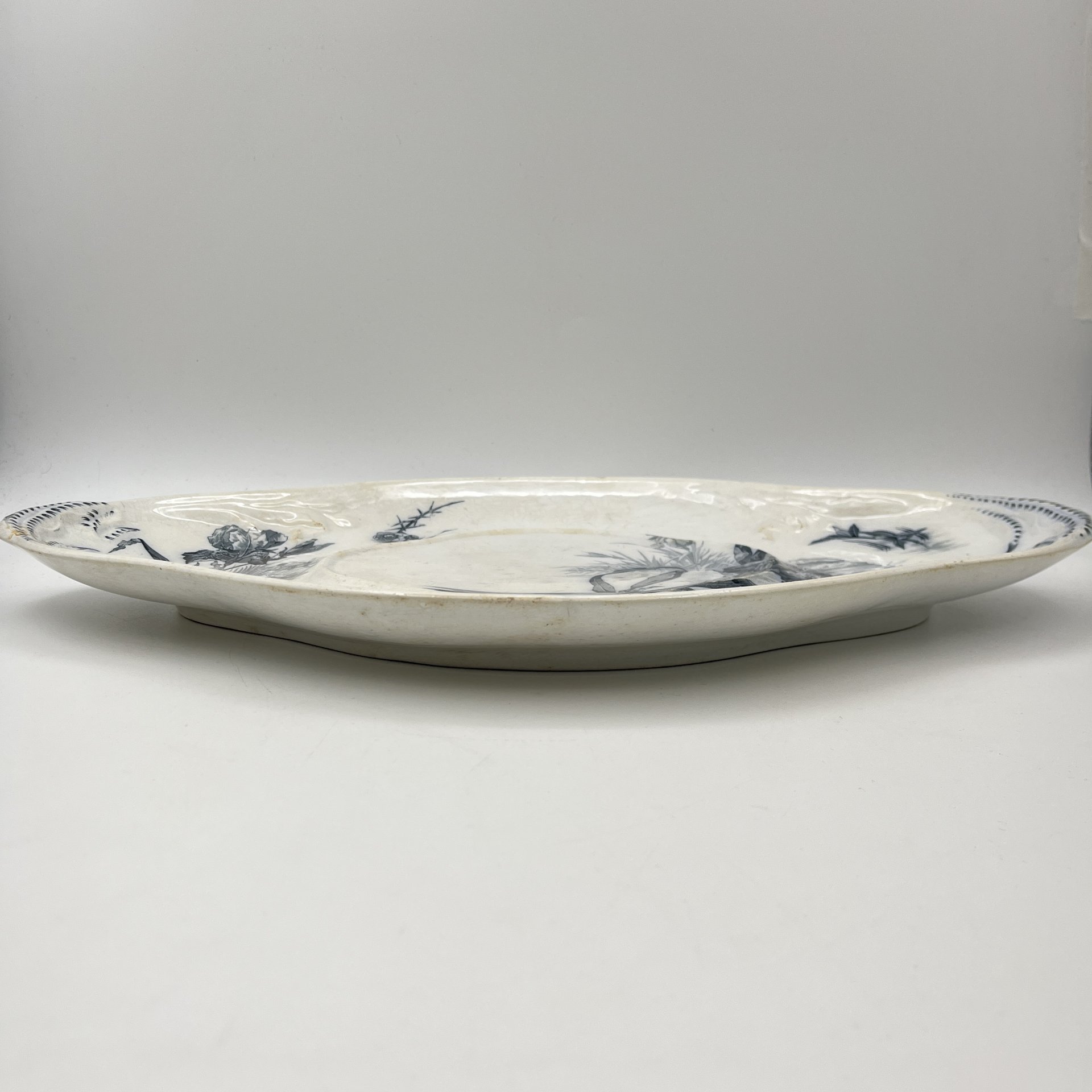 Блюдо подставное четырехконечной формы в бело-синей гамме с декором в виде ирисов