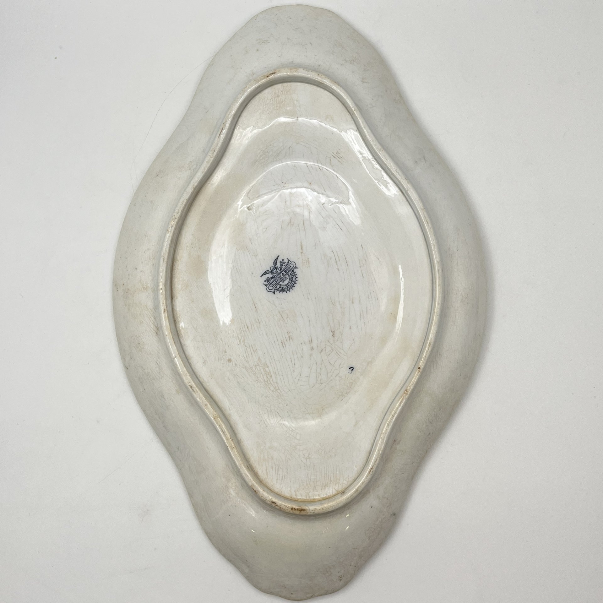 Блюдо подставное четырехконечной формы в бело-синей гамме с декором в виде ирисов