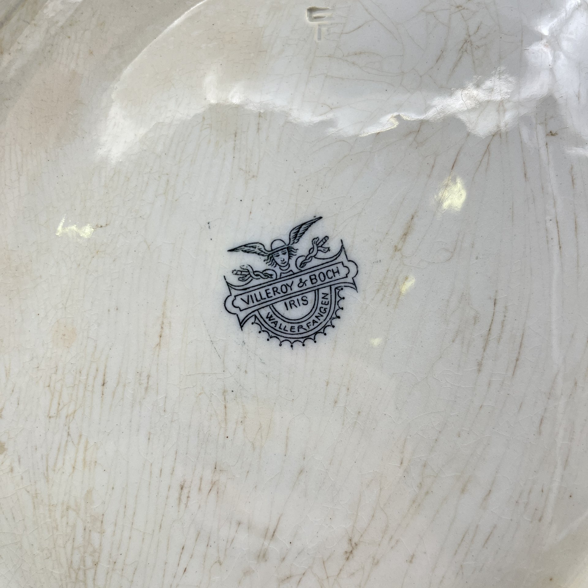 Блюдо подставное четырехконечной формы в бело-синей гамме с декором в виде ирисов