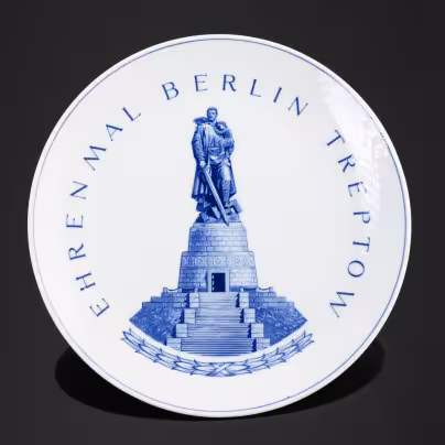 Тарелка настенная "Ehrenmal Berlin Treptow" с воином освободителем, Meissen (Мейсенский фарфор)