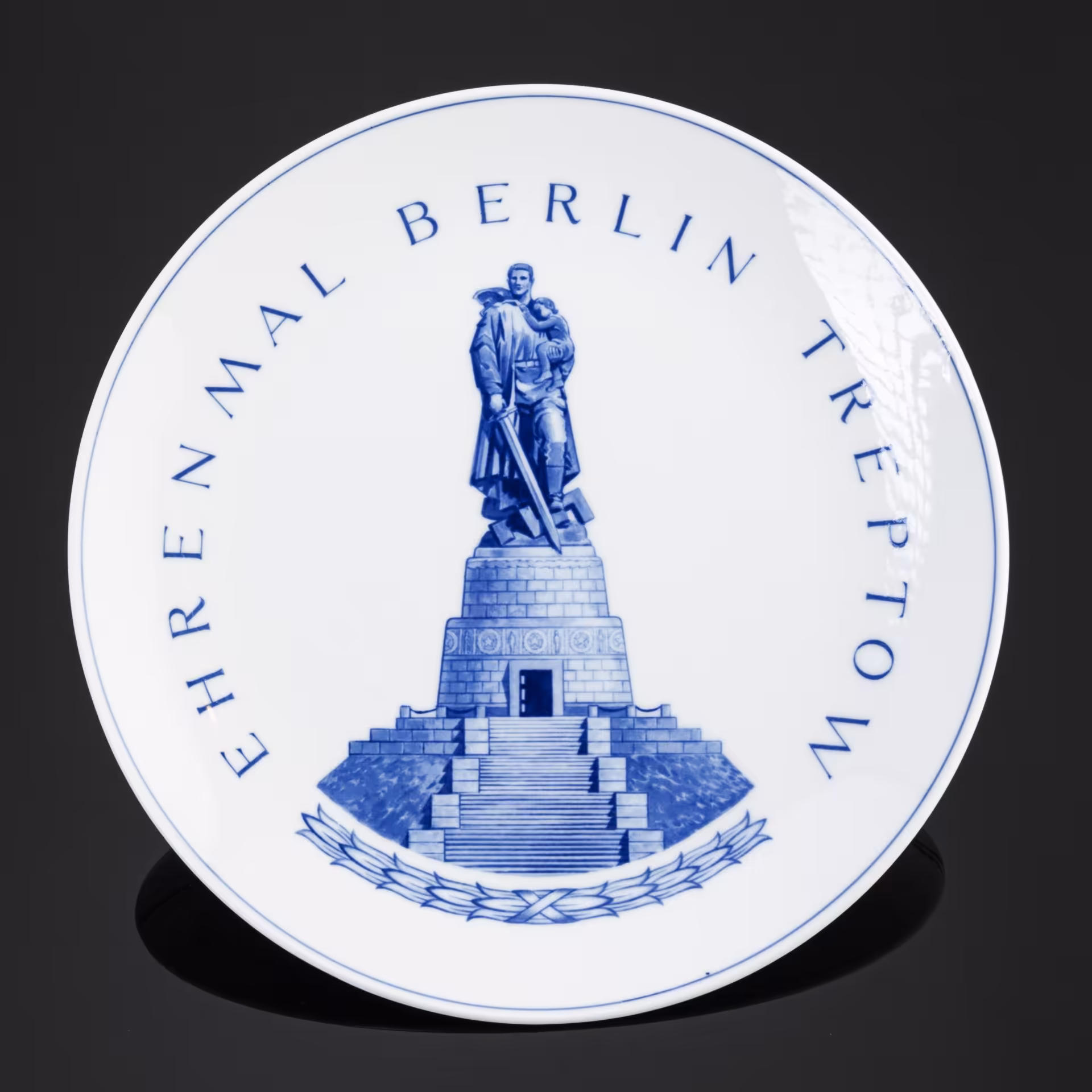 Тарелка настенная "Ehrenmal Berlin Treptow" с воином освободителем, Meissen (Мейсенский фарфор)