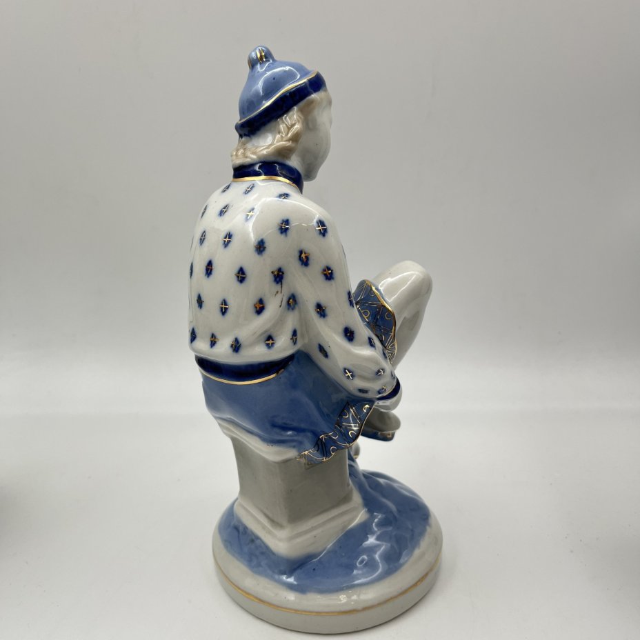 Статуэтка "Конькобежка", автор Н. Б. Квитницкая, фарфор, роспись, золочение, Турыгинский фарфоровый завод артели «Художественная керамика» (Гжель), СССР, 1950-1960 гг.