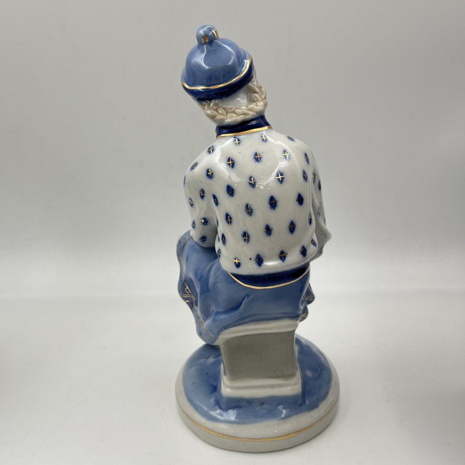 Статуэтка "Конькобежка", автор Н. Б. Квитницкая, фарфор, роспись, золочение, Турыгинский фарфоровый завод артели «Художественная керамика» (Гжель), СССР, 1950-1960 гг.