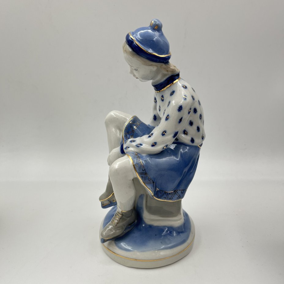 Статуэтка "Конькобежка", автор Н. Б. Квитницкая, фарфор, роспись, золочение, Турыгинский фарфоровый завод артели «Художественная керамика» (Гжель), СССР, 1950-1960 гг.