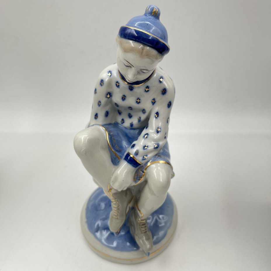Статуэтка "Конькобежка", автор Н. Б. Квитницкая, фарфор, роспись, золочение, Турыгинский фарфоровый завод артели «Художественная керамика» (Гжель), СССР, 1950-1960 гг.