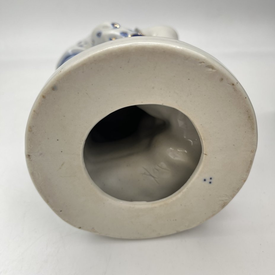 Статуэтка "Конькобежка", автор Н. Б. Квитницкая, фарфор, роспись, золочение, Турыгинский фарфоровый завод артели «Художественная керамика» (Гжель), СССР, 1950-1960 гг.