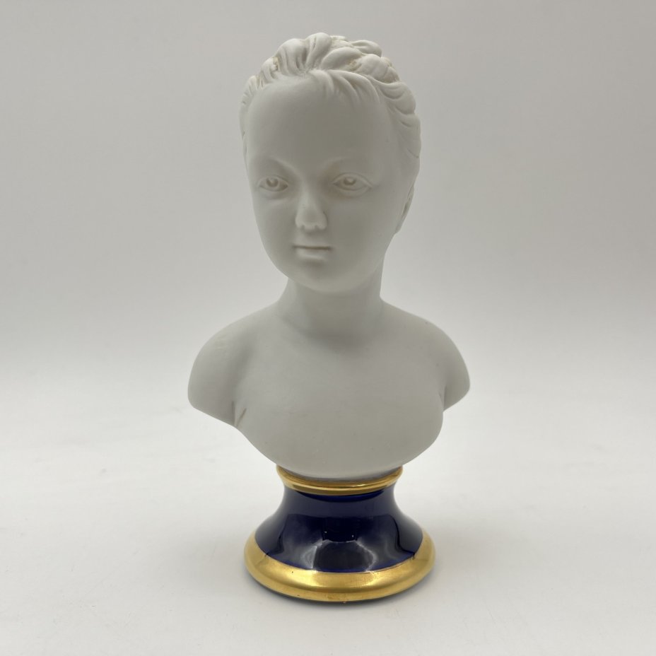 Бюст "Луиза Броньяр" ("Девочка") по мотивам одноименного произведения Жана Антуана Гудона, фарфор, крытье, золочение, Европа, 1990-2000 гг.
