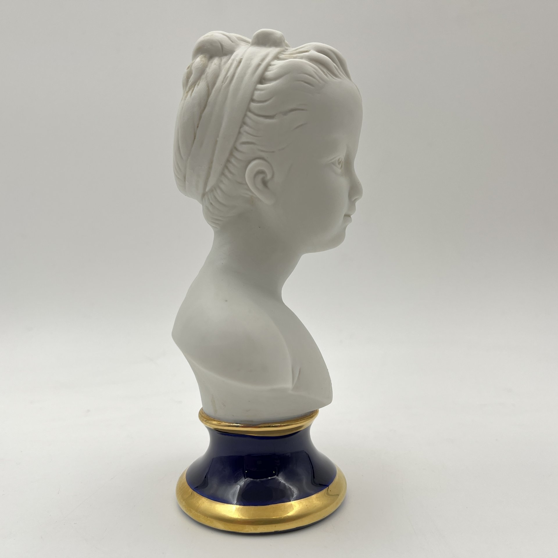 Бюст "Луиза Броньяр" ("Девочка") по мотивам одноименного произведения Жана Антуана Гудона, фарфор, крытье, золочение, Европа, 1990-2000 гг.