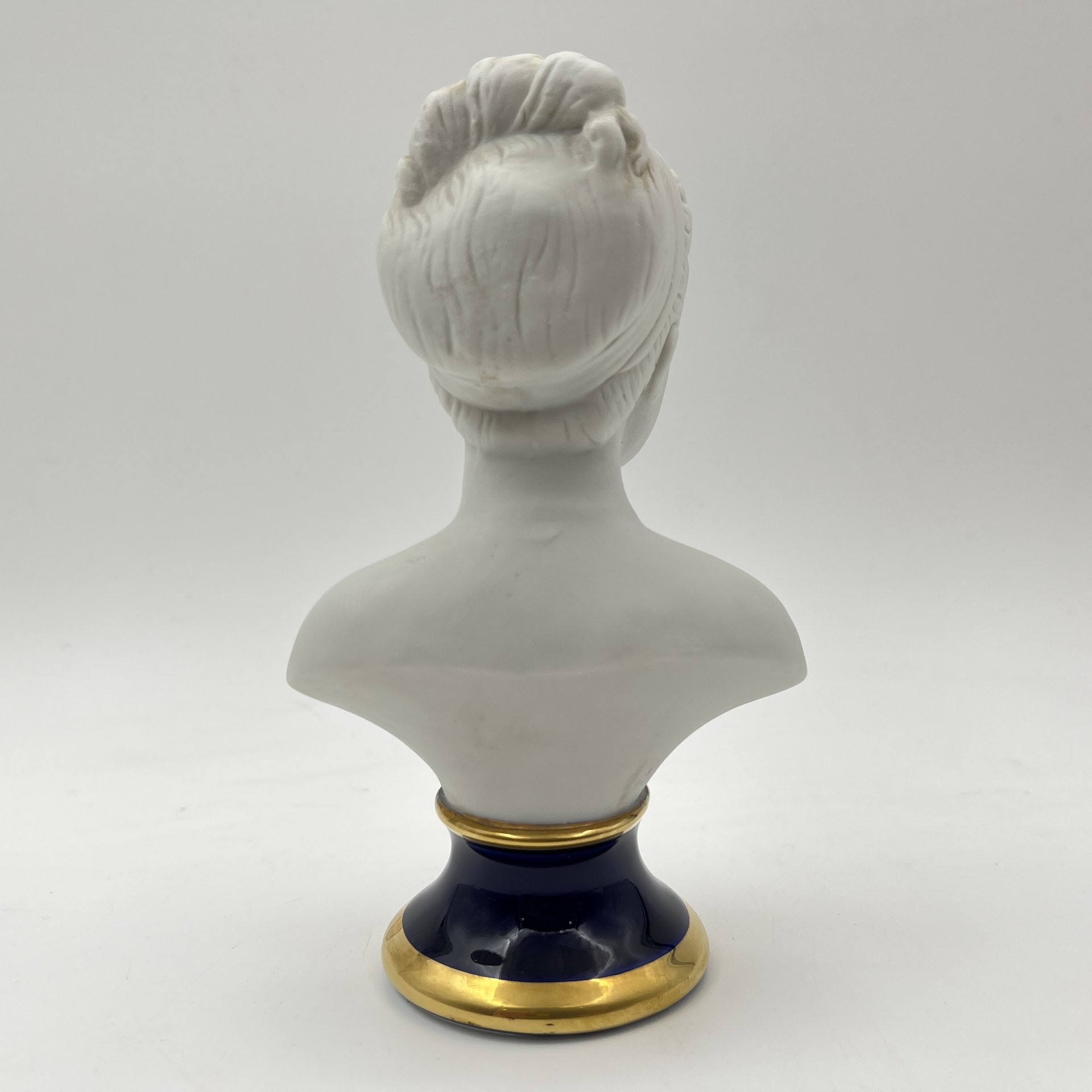 Бюст "Луиза Броньяр" ("Девочка") по мотивам одноименного произведения Жана Антуана Гудона, фарфор, крытье, золочение, Европа, 1990-2000 гг.