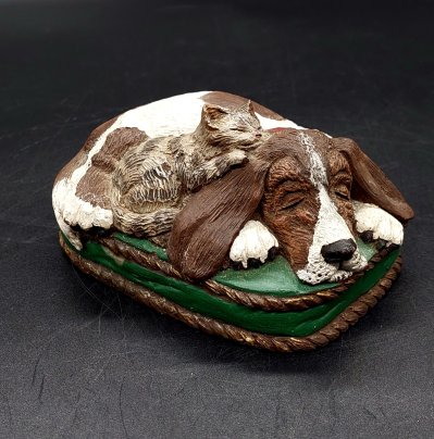 Статуэтка "Спящая гончая собака с котенком" из серии Playmates collection, скульптор Jean Williams, Royal Doulton International, Royal Doulton