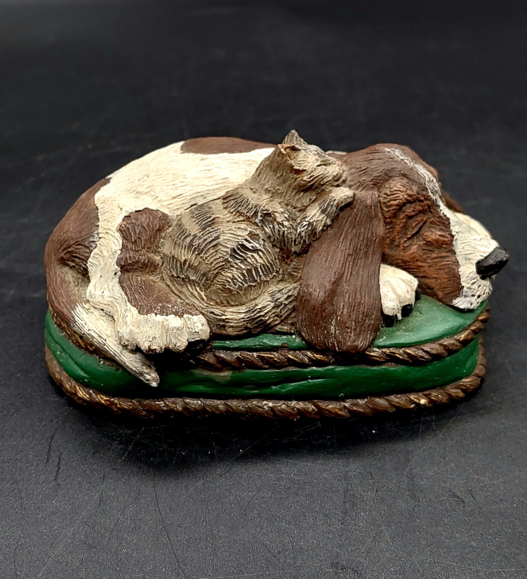 Статуэтка "Спящая гончая собака с котенком" из серии Playmates collection, скульптор Jean Williams, Royal Doulton International, Royal Doulton
