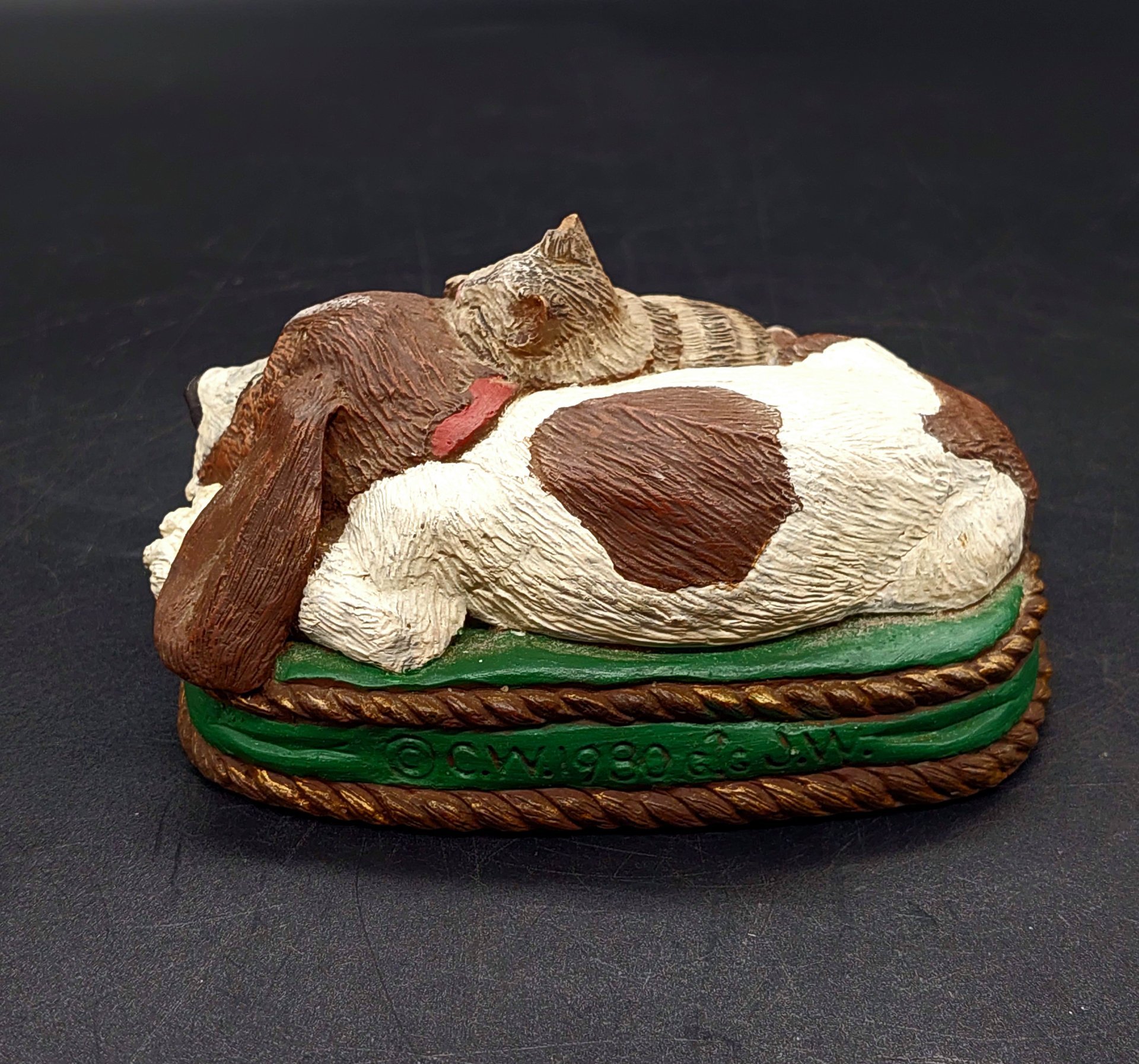 Статуэтка "Спящая гончая собака с котенком" из серии Playmates collection, скульптор Jean Williams, Royal Doulton International, Royal Doulton