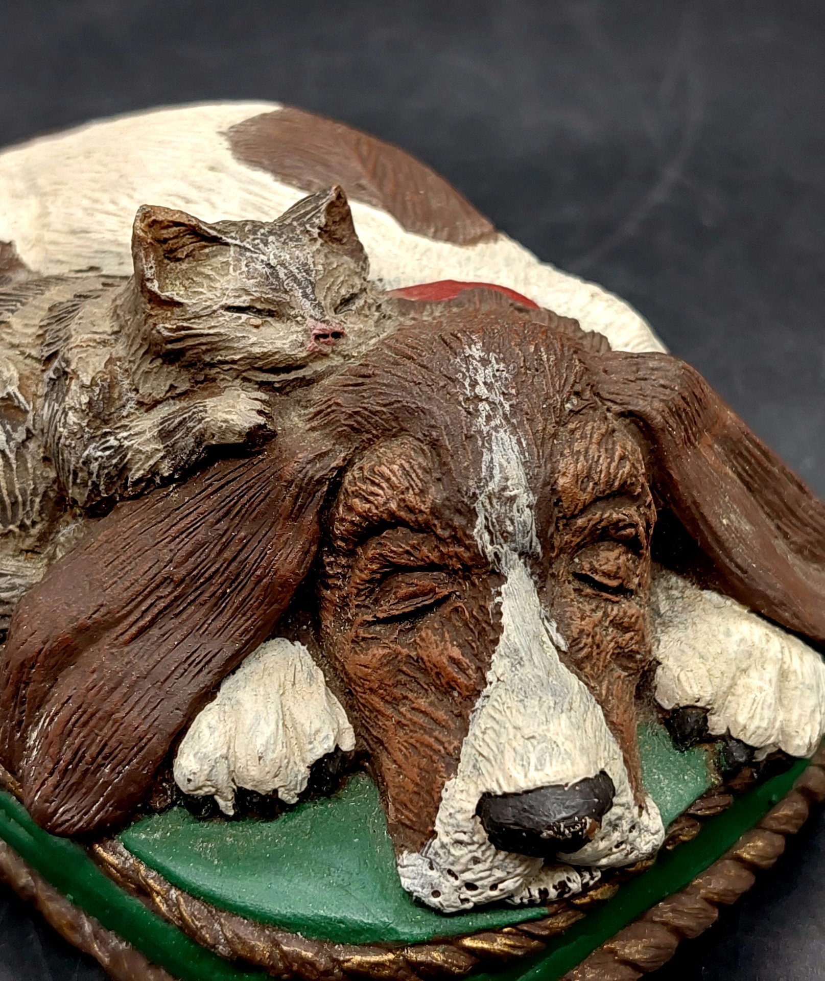 Статуэтка "Спящая гончая собака с котенком" из серии Playmates collection, скульптор Jean Williams, Royal Doulton International, Royal Doulton
