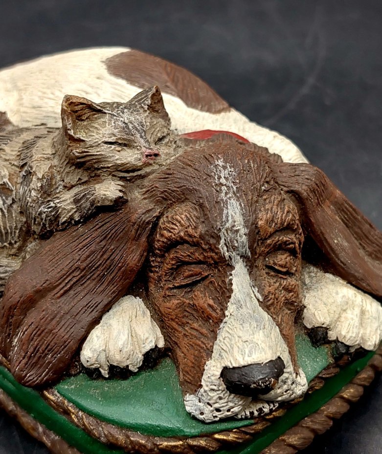 Статуэтка "Спящая гончая собака с котенком" из серии Playmates collection, скульптор Jean Williams, Royal Doulton International, Royal Doulton