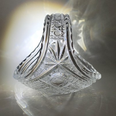 Вазочка в форме корзины, украшенная резным декором